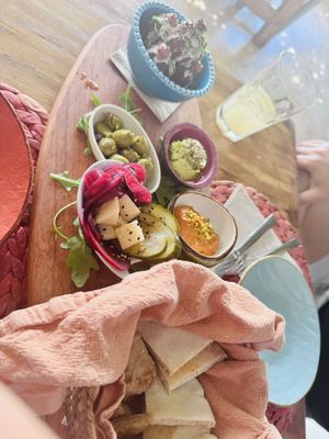 Entrantes, falafel, panecillos calientes, encurtidos y untables  at Esfigueral in Ibiza