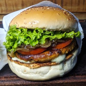 Burger Frangoveg The New Butchers e queijo Natura Veg at Galo Vivo in Alfenas