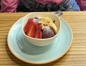 Açai con frutas , vegano claramente 🌱☀️  at Kimchibowl  in Malaga