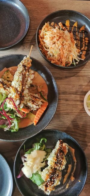 Seitan-"Hähnchen" frittiert, mit Erdnusssauce, Gemüse und Reis. at GAO Vegan in Leipzig