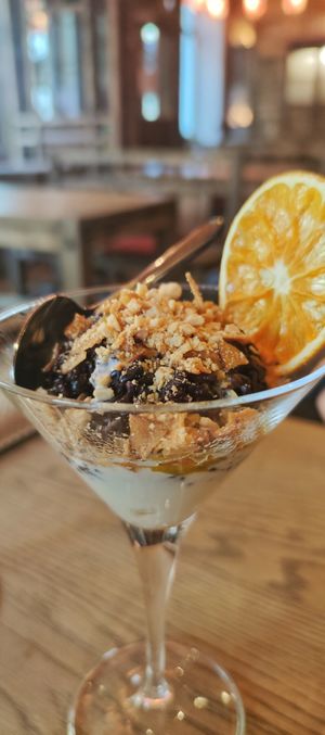 Schwarzer Reis mit Joghurt und Erdnüssen at GAO Vegan in Leipzig