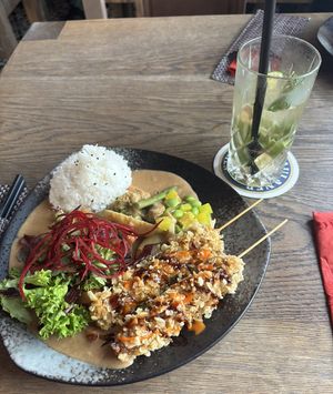 Long Live The Chicken mit Erdnusssoße + Ginger Tarragon als Getränk  at GAO Vegan in Leipzig