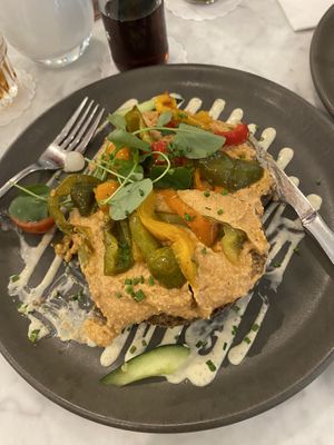 Veganes Sandwich mit Humus, Paprika und Oliven auf Vollkornbrot  at Brasserie Mauritshuis in The Hague