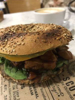 Bagel vegano con proteína vegetal y queso vegetal  at Josie Factory in Bayonne