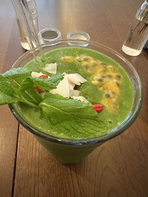 Köstlicher Smoothie mit Mango  at Nora's Deli - Sielwall in Bremen