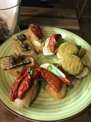 Chicchetti vegani (falafel/hummus,zucchine grigliate/guac,pomodori secchi,…)  at Aperture Cocktail Bar in Padua