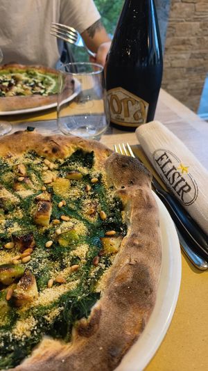 Pizza Vegrina (sopra) e pizza casertana. Meravigliose! at Elisir in Castiglione Olona