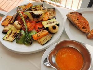 Parrillada de verduras con salsa at Restaurant la Torre in Palafrugell