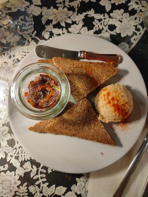 Hummus di fagioli, pomodori secchi e "pane" di segale at MartySpicy in Udine