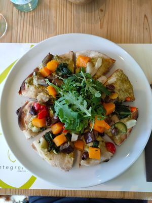 Focaccia con crema di asparagi e verdure at Integraldo in Majano