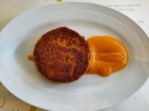 Burger di ceci su crema di carote at Integraldo in Majano