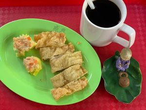 Siew mai and fried toufu skin. 烧卖 + 炸豆皮 
Photo by Henry Lau aka Mr Purple. at Gan En 感恩素食 in Central Singapore