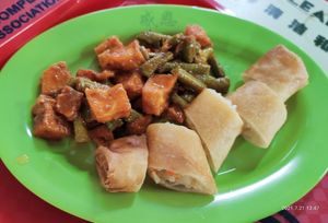 Sambal fried long beans with tofu and deep fried springroll at Gan En 感恩素食 in Central Singapore