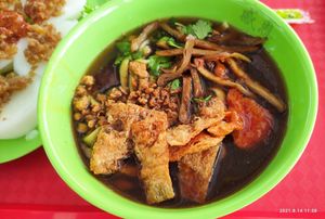 Lor Mee with Chwee Kueh in background at Gan En 感恩素食 in Central Singapore