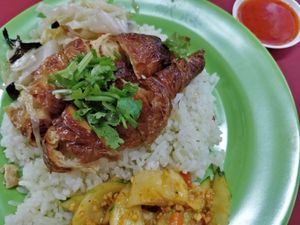 Roasted "chicken" rice with achar and cabbage at Gan En 感恩素食 in Central Singapore