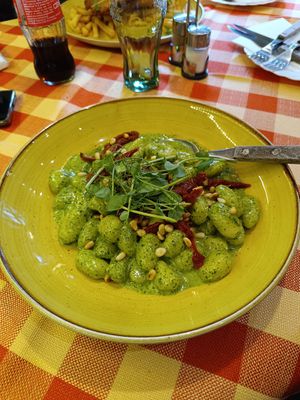 Wonderfully friendly service, very tasty food, and a wide variety of vegan dishes. The soup and chili beans were very good in terms of portion size and taste, and I liked the gnocc at Stég Pub Pizzéria in Tihany