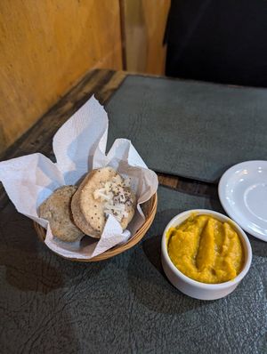 Pan y salsa gratis at Abuela Pan in Buenos Aires