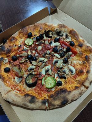 Vegetarian pizza without cheese at Pizzeria Italia in Shkoder