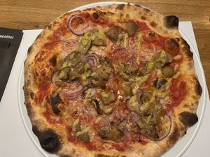 Vegan pizza with mushrooms, onions and garlic  at Dieci Pizza in Geneva