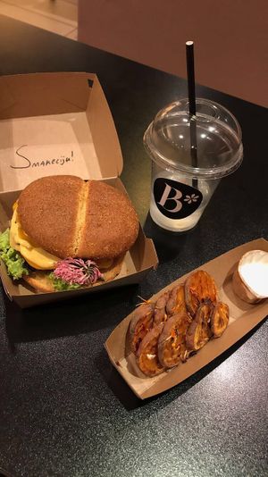 the kahuna burger with sweet potatoes and the elderflower drink at Bloom's Heerlen in Heerlen