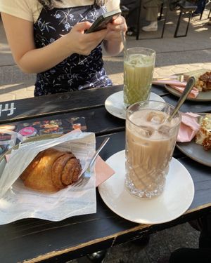 Iced Vanilla Chai Latte (hinten matcha latte)  at Henne Cafébar in Osnabrueck
