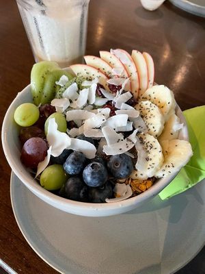 vegan joghurt bowl w/ fruit 🍌   at Label Coffee in Paderborn