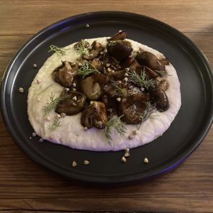 Shiitakes al hierro(Lentinus edodes)
Sobre crema de alubias con trigo sarraceno crocante. Increibleee 🤤  at Mushroom Bar in Montevideo