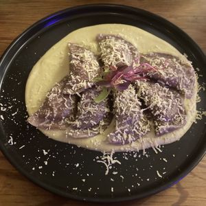Shiitake agnolotti (Lentinus edodes)
Masa de remolacha, hongos shiitakes ahumados y almendras con crema de cajú al curry y parmesano de cajú. UNA DELICIA   at Mushroom Bar in Montevideo