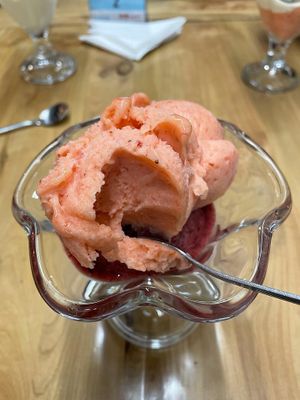 Helado mix maracuyá y mix berries  at Emporio La Rosa in Concon