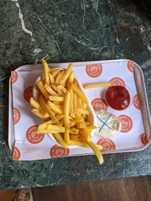 fries with vegan mayo at mit & ohne in Zurich