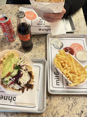 fries with vegan truffle mayo 😍   at mit & ohne in Zurich