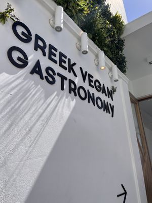 Sign leading in, just so cute and modern   at 5SENSES Restaurant in Santorini