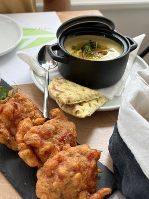 Tomato fritters. Zien er geweldig uit maar rauw en vloeibaar vanbinnen. We dachten eerst nog dat het zo hoorde maar de smaak van rauwe bloem in het beslag verraadde anders.   at 5SENSES Restaurant in Santorini