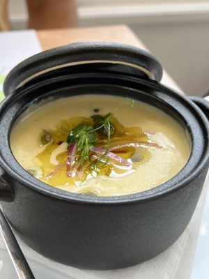 Fava dip met pitabrood. Prima maar niet bijzonder van smaak. Heel vloeibaar, het leek wel soep. Heb het vaak veel beter gegeten    at 5SENSES Restaurant in Santorini