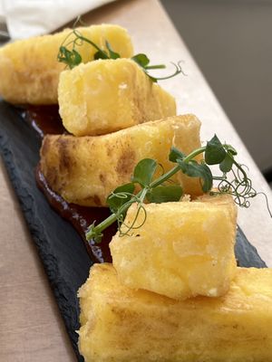 Zo mooi als het eruitziet, zo saai is het. Gebakken Violife kaas. Lauw vanbinnen, niet gesmolten. De tomaten marmelade erbij was lekker maar niet genoeg om het gerecht te dragen.   at 5SENSES Restaurant in Santorini