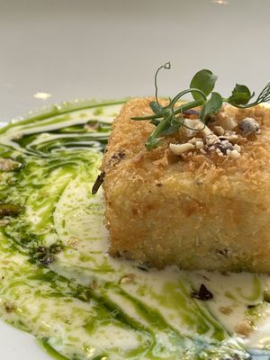 Polenta met roomsaus en peterselie-olie. Niet te eten want wordt bereid met plantaardige room die is bedoeld voor zoete gerechten. Zo is het bedoeld zeggen ze. Niet bestellen!   at 5SENSES Restaurant in Santorini