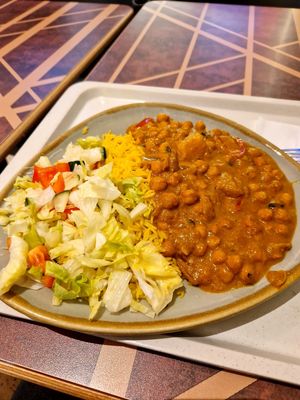 Große Portion, sehr lecker! Mir persönlich etwas zu scharf, würde es aber dennoch immer wieder bestellen. at Manju in Berlin
