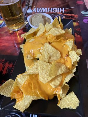 Nachos con salsa de queso cheddar y guacamole caseros at Faroles Taberna Rock in Valladolid