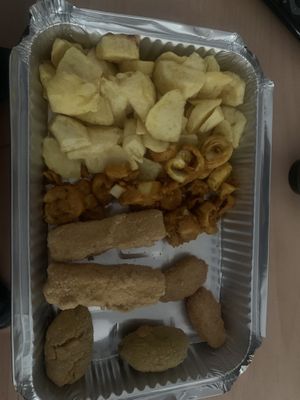 Mix vegano de patatas con salsa brava ,calamares,croquetas,nuggets y rollo de queso chedar  at Faroles Taberna Rock in Valladolid