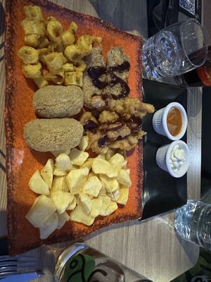 Vegan combo 🤩  at Faroles Taberna Rock in Valladolid