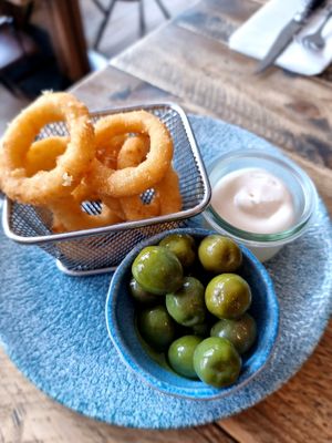 Starters: olives with onion rings and vegan mayo at Posthuset in Esbjerg