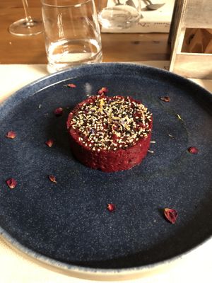 Vegan starter: beetroot tatar at Enoteca Semi di Vino  in Ricaldone