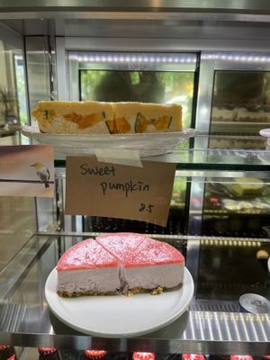 Cakes at Halt in Seoul