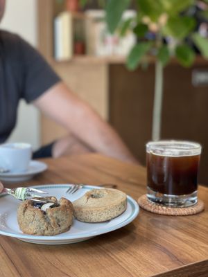 Nice coffee and vegan desert at Halt in Seoul