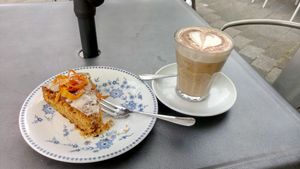 Carrot cake and chai latte with oat milk at Klauprecht in Karlsruhe