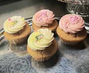 vegan cupcakes: Vanilla, Vanilla & Raspberry #Veganuary at Superhero Records in Berlin