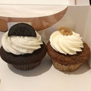 Cookies & Cream cupcake, Carrot Cake cupcake (gluten-free) #Veganuary at Superhero Records in Berlin