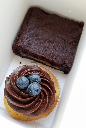 Vegan chocolate cupcake and vegan brownie for take-away at Superhero Records in Berlin