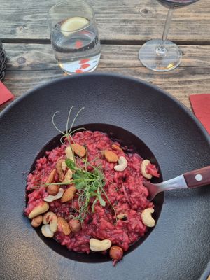 Das vegane Risotto mit roter Beete und Nüssen at Restavracija Kramar in Bohinjsko Jezero