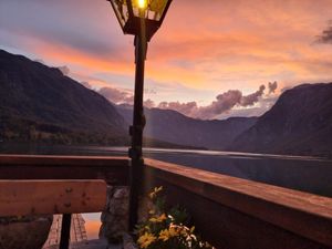 Ausblick von unserem Tisch beim Sonnenuntergang at Restavracija Kramar in Bohinjsko Jezero